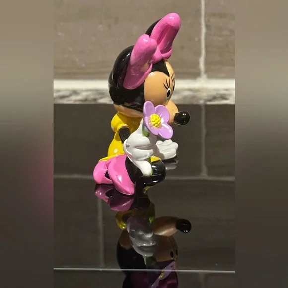 Minnie Mouse with Flowers Cake Topper 💕🌺Topper only no candy flowers inc… - Picture 4 of 6